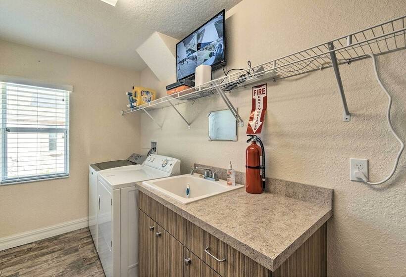 Beautiful Port Charlotte Home, 6 Mi To Beach!