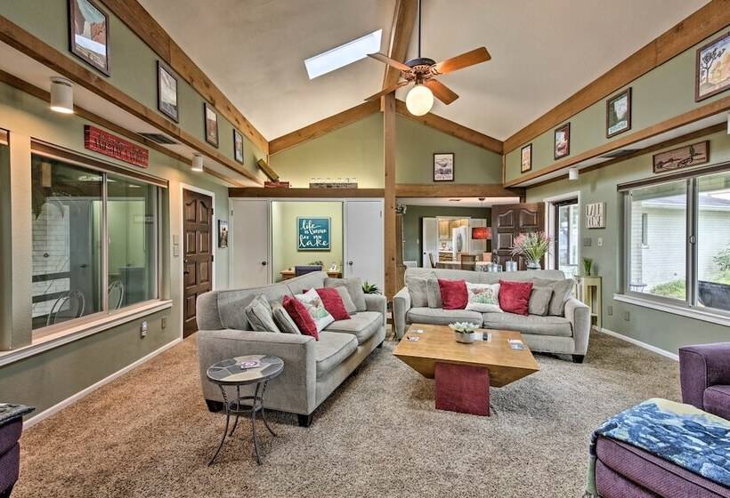 Canyon Lake Home W/ Yard   1/2 Mi To Boat Launch!