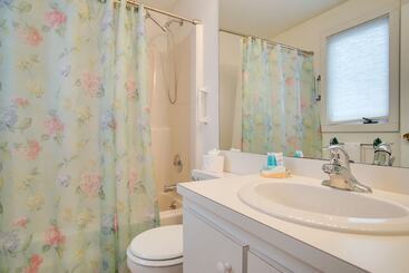 Charming Cape Cod Home W/ Patio, 2 Mi To Beach!