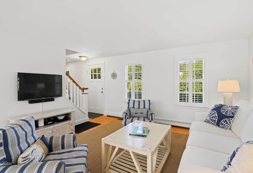 Charming Cottage W/ Deck Walk To Skaket Beach!