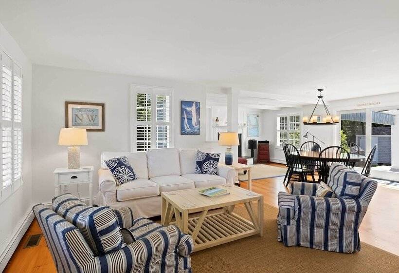 Charming Cottage W/ Deck Walk To Skaket Beach!