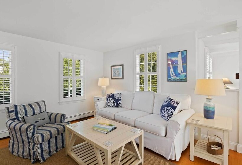 Charming Cottage W/ Deck Walk To Skaket Beach!