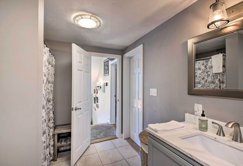 Charming Retreat ~ 1 Mi To Ossipee Lake Marina!