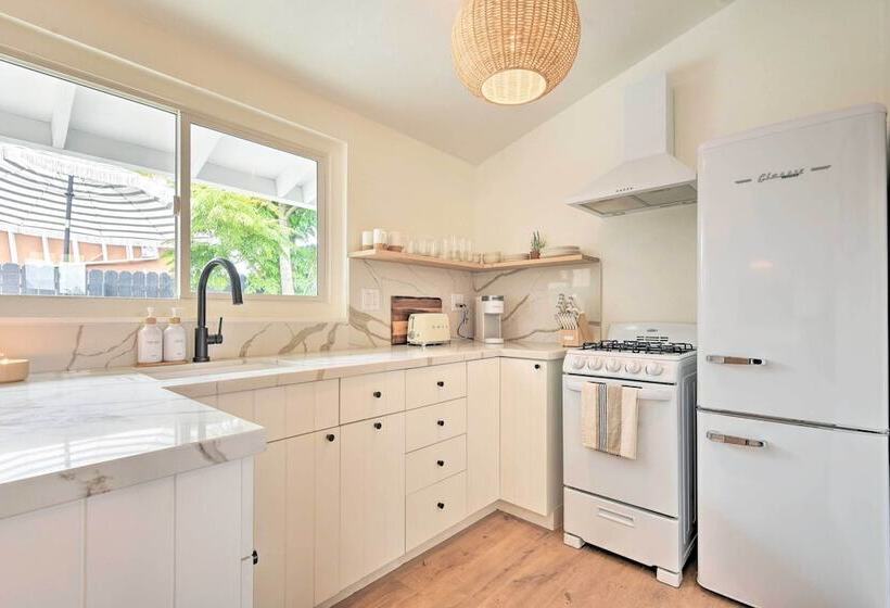 Chic & Central Ventura Home   Walk To Beach!