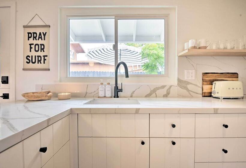 Chic & Central Ventura Home   Walk To Beach!