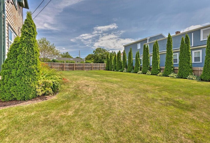 Coastal Abode W/ Beach Views, Walk To Beach & Bars