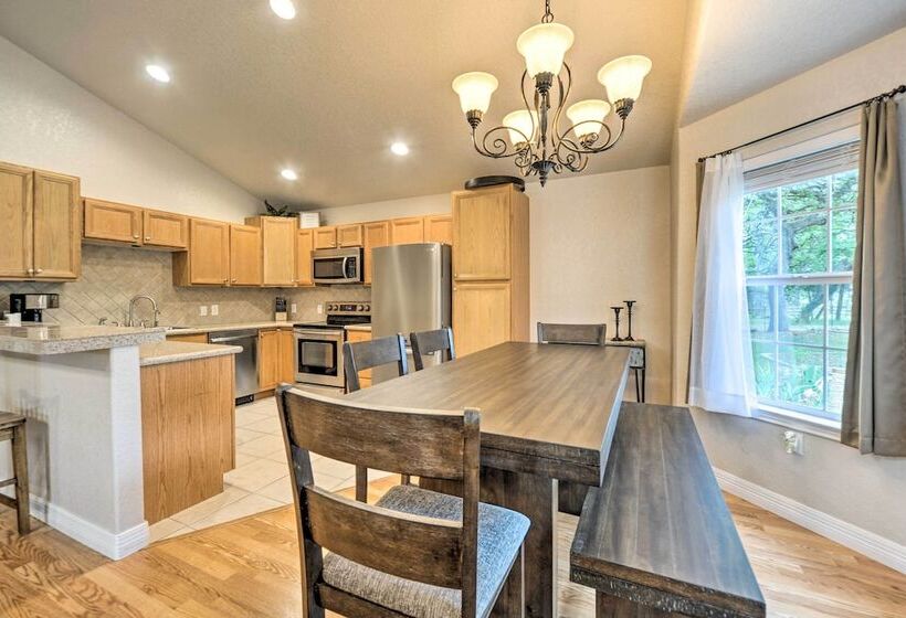 Cozy Canyon Lake Abode < 1 Mi To Boat Ramp!