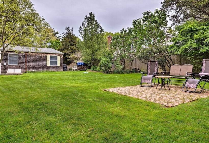 Cute East Hampton Cottage W/ Patio Walk To Beach