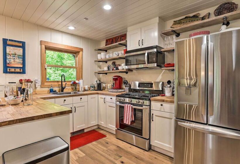 Steps To Lake: Cabin W/ Deck In Lake Arrowhead