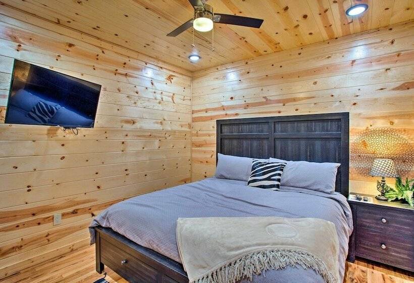 Expansive Luxury Cabin: Game Room, Fire Pit, Deck!