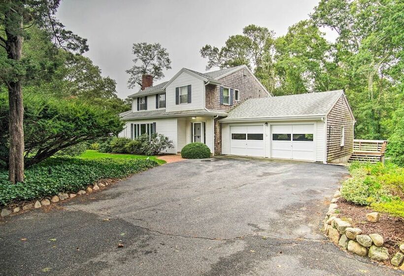 Falmouth Retreat W/ Sunroom   Walk To Beaches