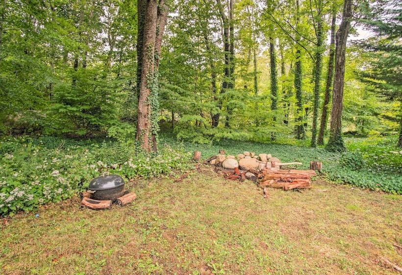 Falmouth Retreat W/ Sunroom   Walk To Beaches