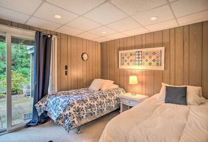 Falmouth Retreat W/ Sunroom   Walk To Beaches