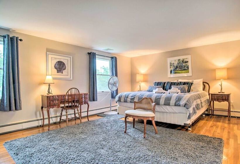Falmouth Retreat W/ Sunroom   Walk To Beaches