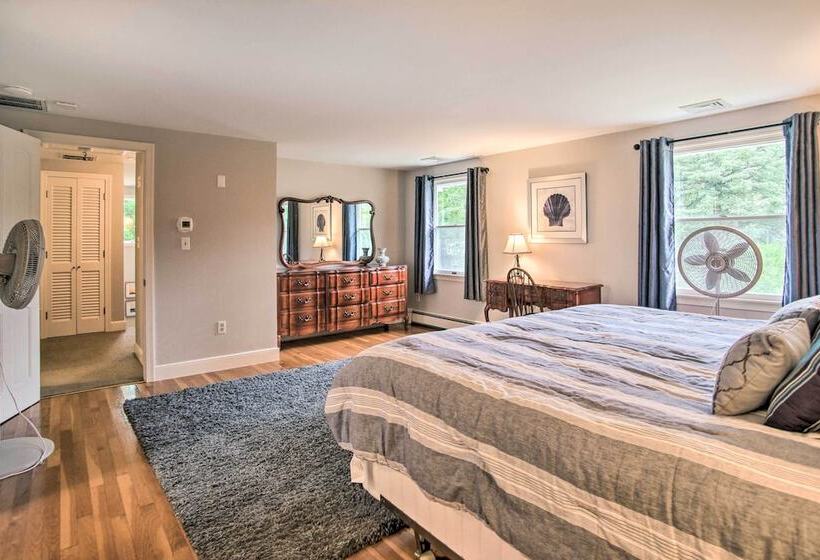 Falmouth Retreat W/ Sunroom   Walk To Beaches