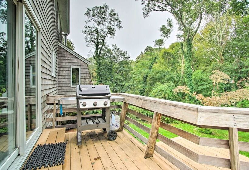 Falmouth Retreat W/ Sunroom   Walk To Beaches