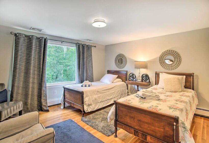 Falmouth Retreat W/ Sunroom   Walk To Beaches