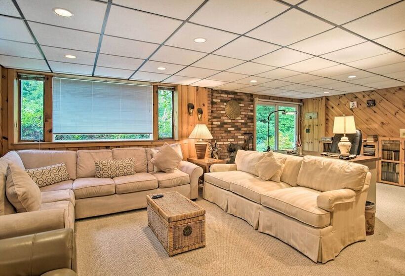 Falmouth Retreat W/ Sunroom   Walk To Beaches
