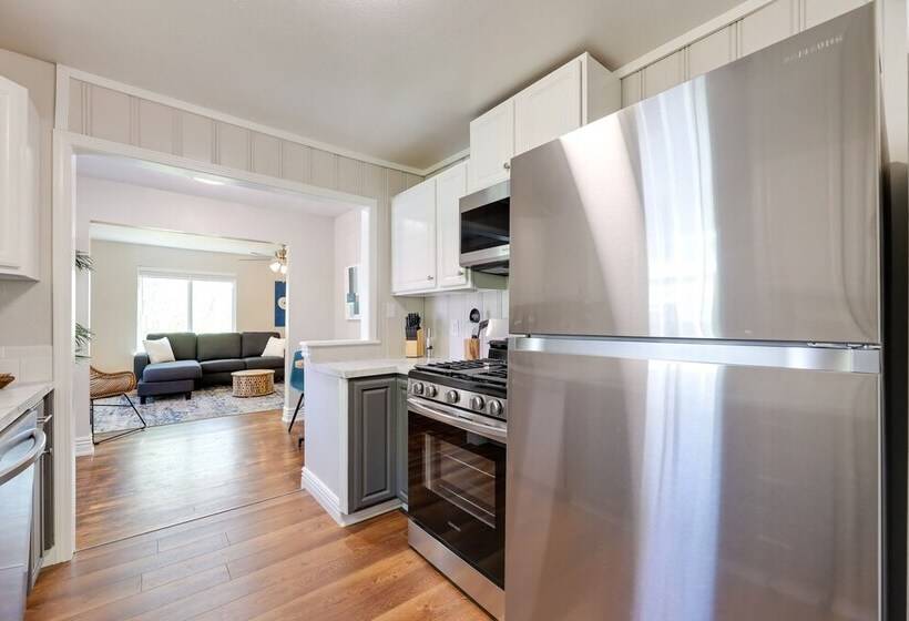 Fayetteville Retreat W/ Yard   Walk To Campus!