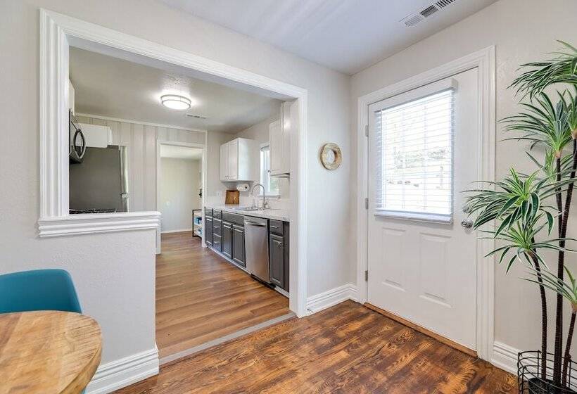 Fayetteville Retreat W/ Yard   Walk To Campus!