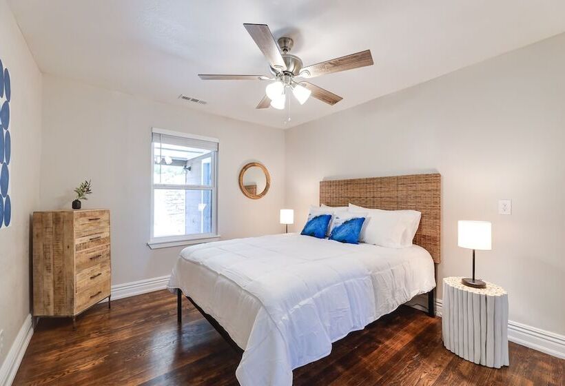 Fayetteville Retreat W/ Yard   Walk To Campus!