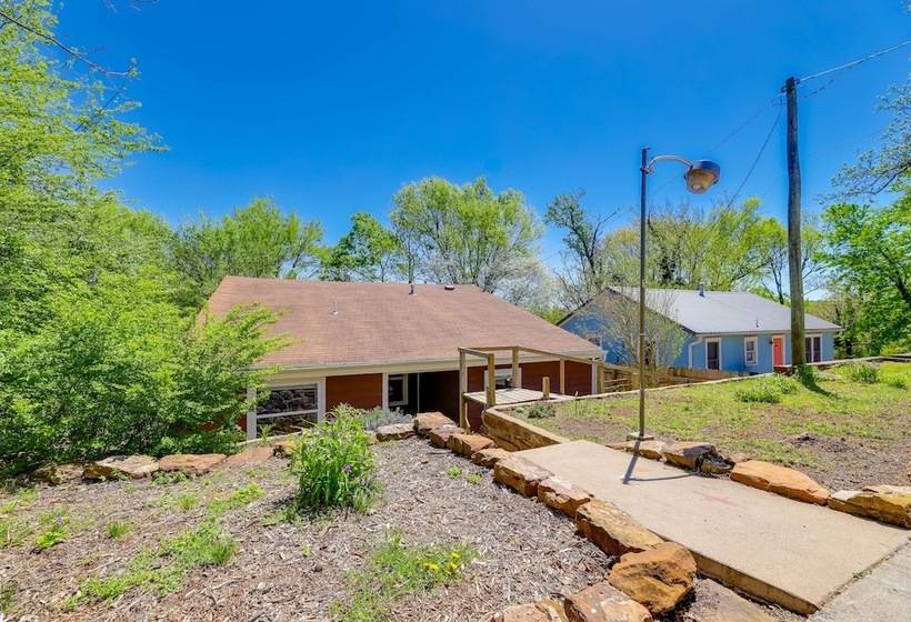 Fayetteville Retreat W/ Yard   Walk To Campus!