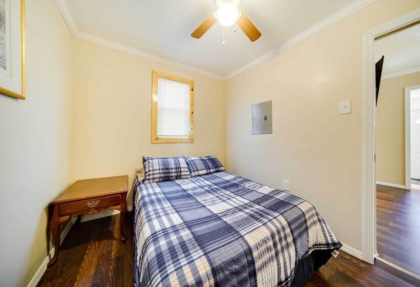 Geneva Cottage W/ Patio   Walk To Park, Lake Erie!