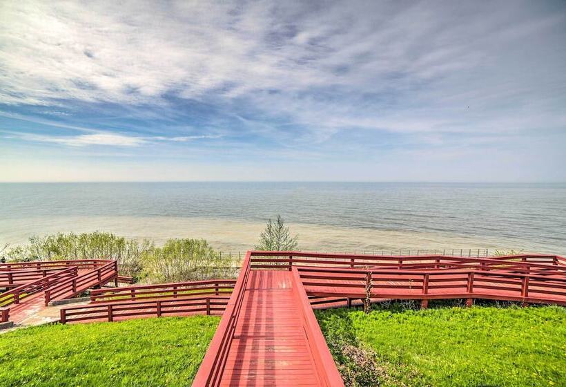 Geneva Cottage W/ Patio   Walk To Park, Lake Erie!