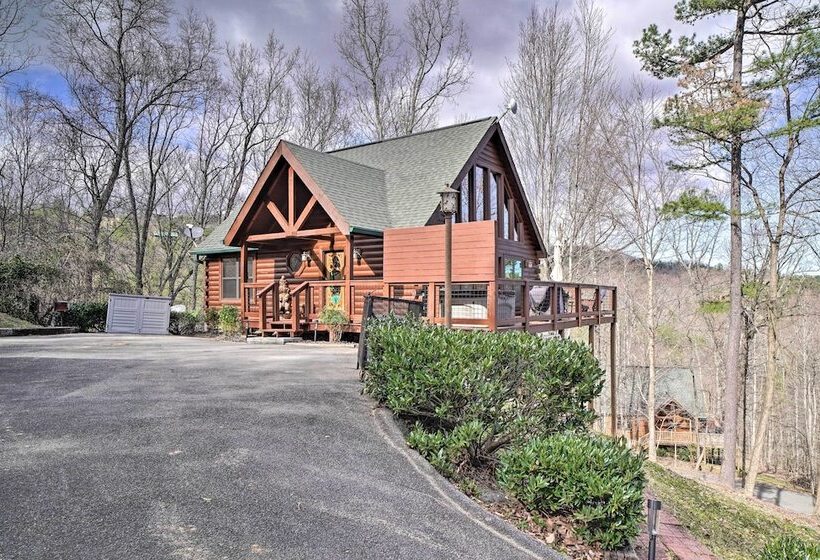 Private Hot Tub: Hatcher Mountain Getaway