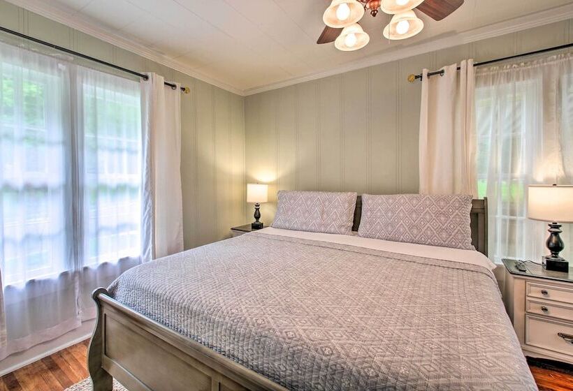 1/2 Mi To Hot Springs Nat L Park: Cottage W/ Patio