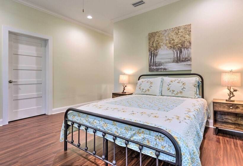 Lovely Mobile Retreat W/ Deck & Front Porch!