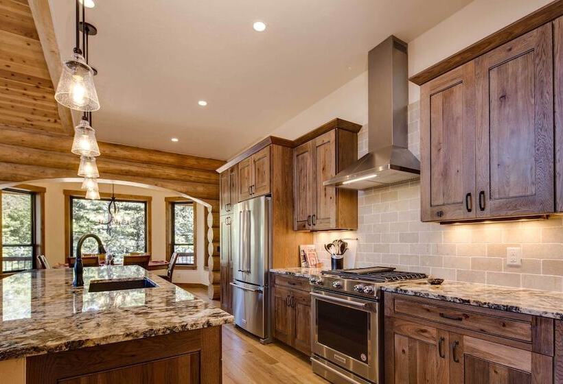 Luxe Breck Log Cabin W/ Hot Tub, Bar & Views!