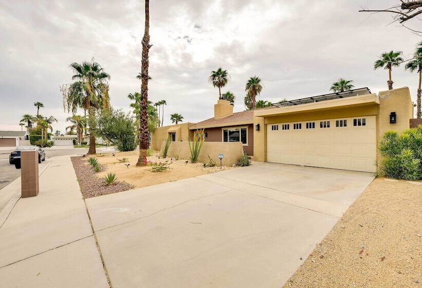 Private Pool & Putting Green: Palm Springs Home!