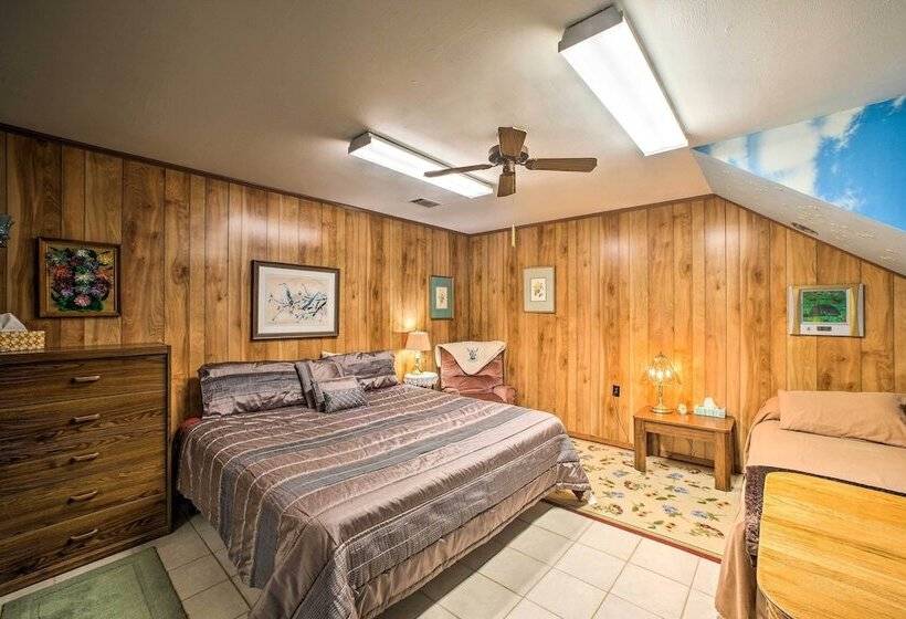 Pine Lodge Cabin  On 450 Acres In Ozark Mountains