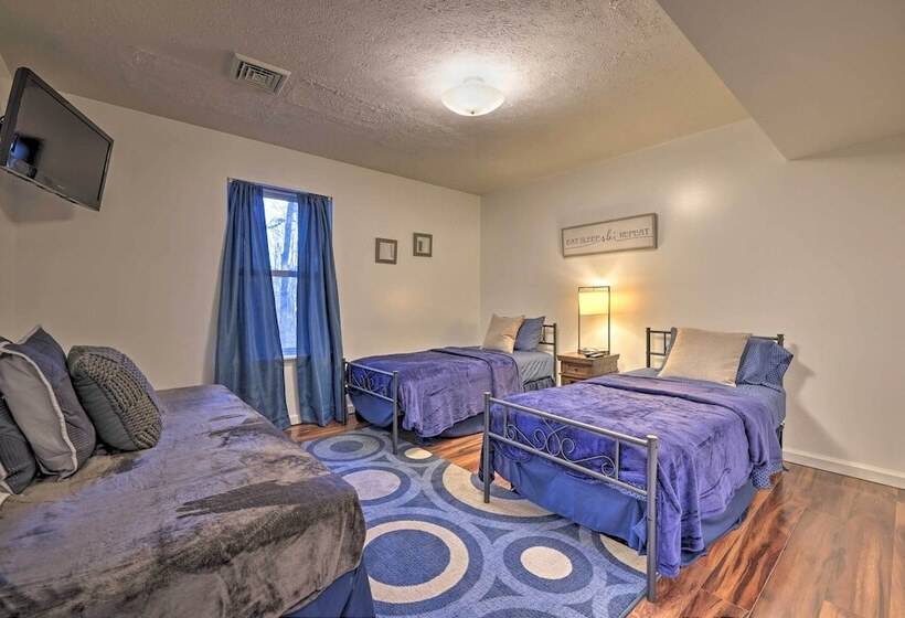 Resort Perks & Lake Access: Poconos Retreat