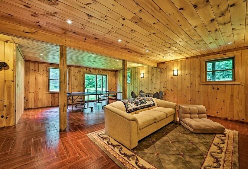 Private Chester Home W/ Deck, Mins To Skiing!