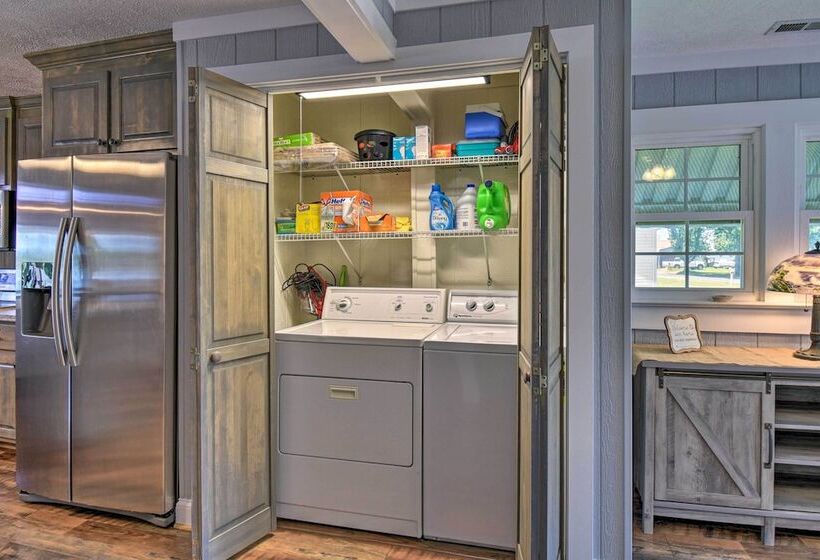 Riverfront Cottage: Fire Pit & Kayaks