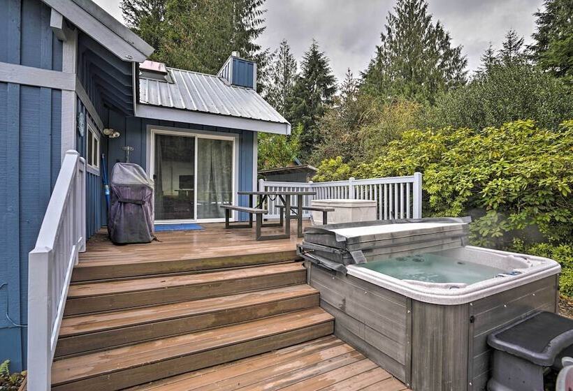 Riverfront Gold Bar Cabin W/ Hot Tub & Mtn Views!