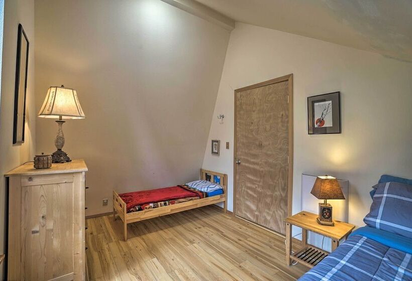 Riverfront Gold Bar Cabin W/ Hot Tub & Mtn Views!