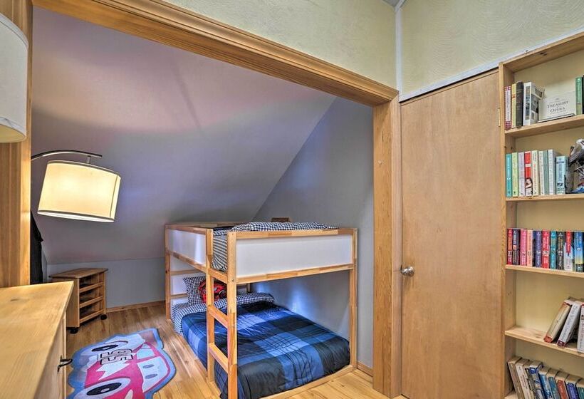 Riverfront Gold Bar Cabin W/ Hot Tub & Mtn Views!