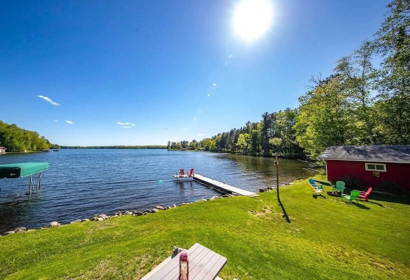 Spacious Lakeside Family Home On Big Bearskin Lake