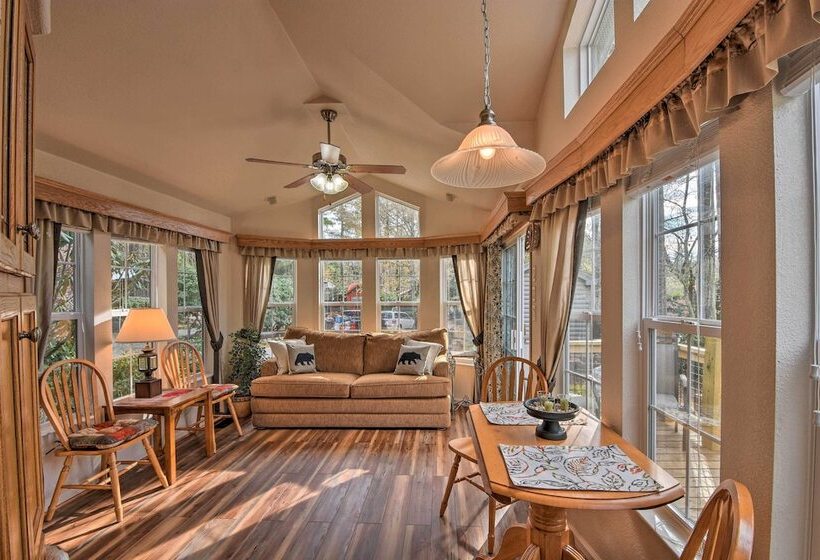 The Cubs Den  Woodsy Highlands Home: Hike & Ski!