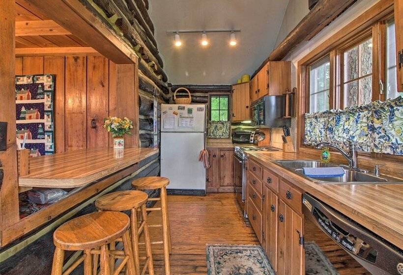 Waterfront Lake George Cabin: Walk To Water