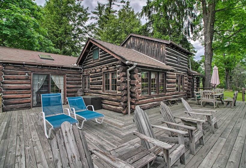 Waterfront Lake George Cabin: Walk To Water