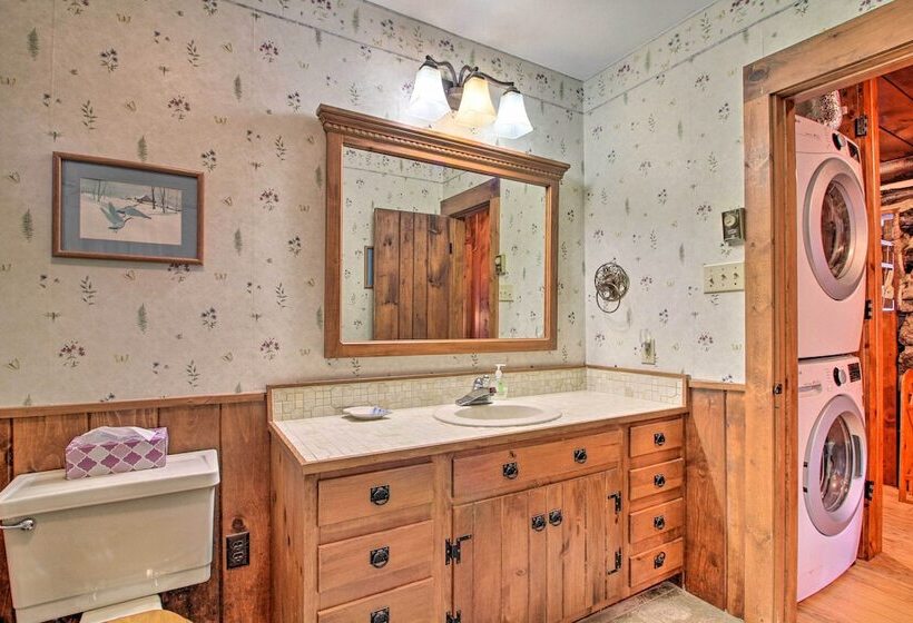 Waterfront Lake George Cabin: Walk To Water