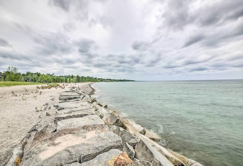 Ashtabula Home Near Walnut Beach + Eateries!
