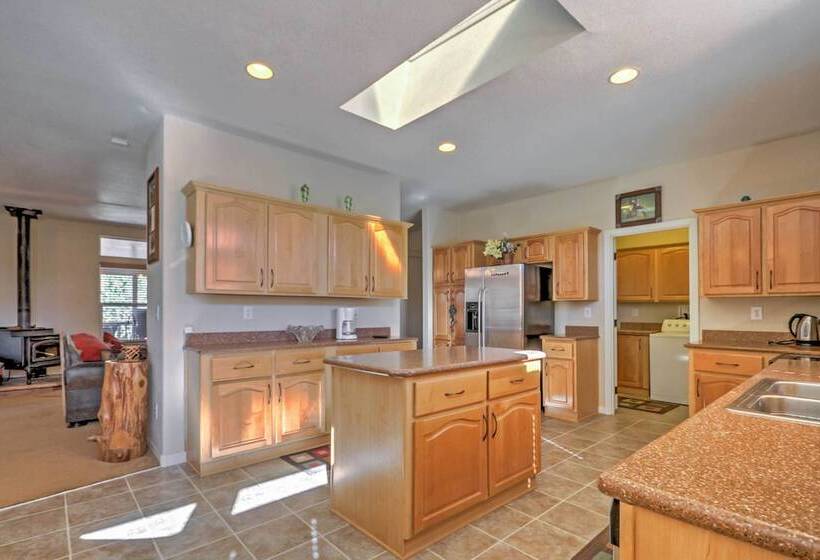 Beautiful Kanab Home W/ Yard   Walk To Restaurants