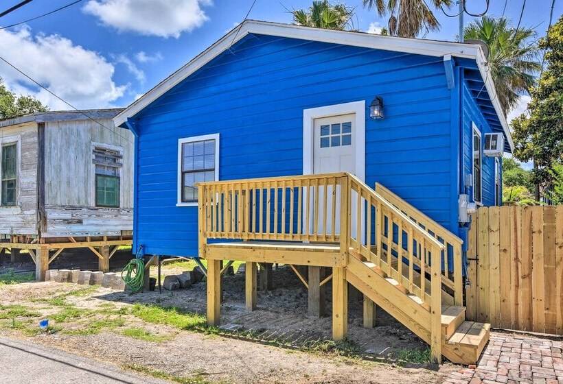 Blue Dolphin  Cottage: Walk To Galveston Seawall!