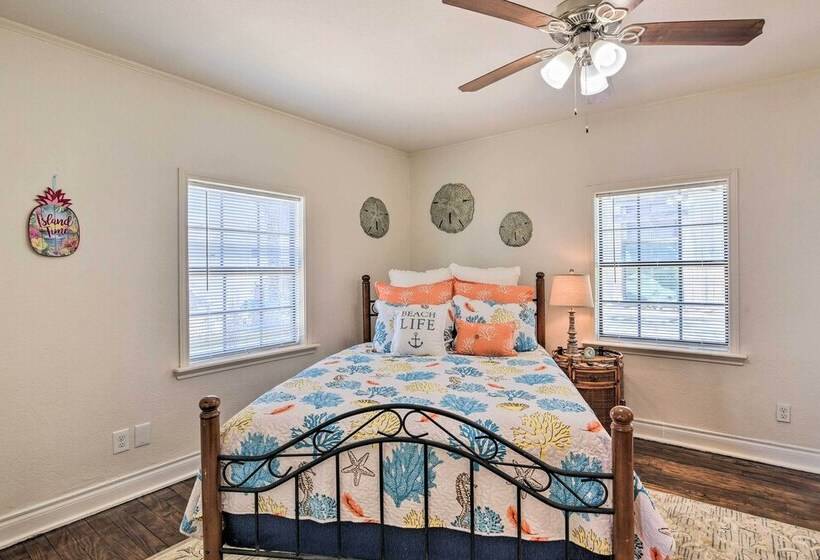 Blue Dolphin  Cottage: Walk To Galveston Seawall!