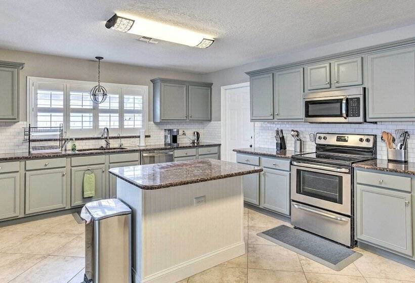 2 Mi To City Center: Spacious Port St Lucie Home!